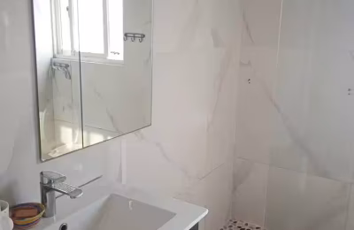 ARRENDA-SE QUARTO no Prédio Mais Alto de Maputo | Vista Total da Baía